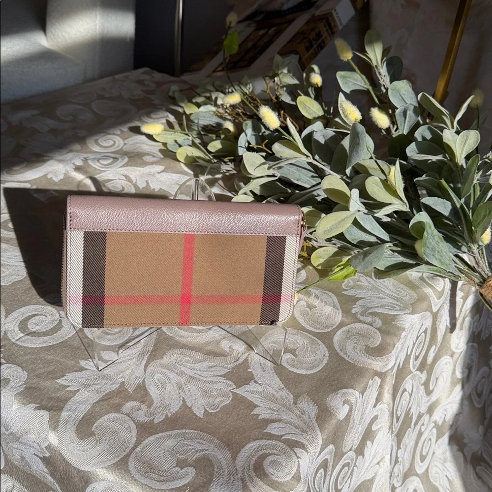 Burberry NEW with original tags, plaid full zip around wallet! $690 Retail - Picture 7 of 16